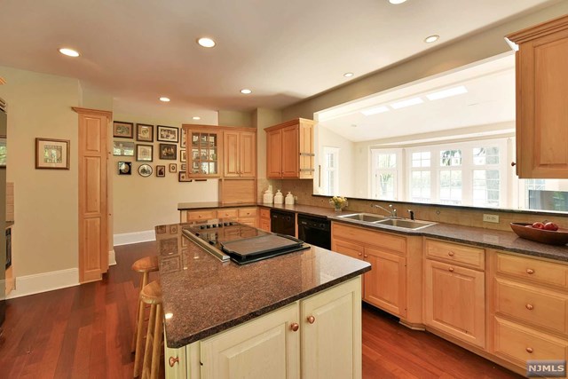 1 Brook Valley Ter, Kinnelon Borough, NJ 07405