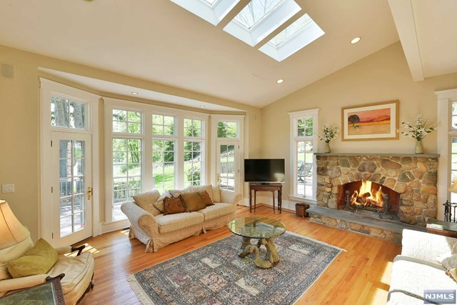 1 Brook Valley Ter, Kinnelon Borough, NJ 07405