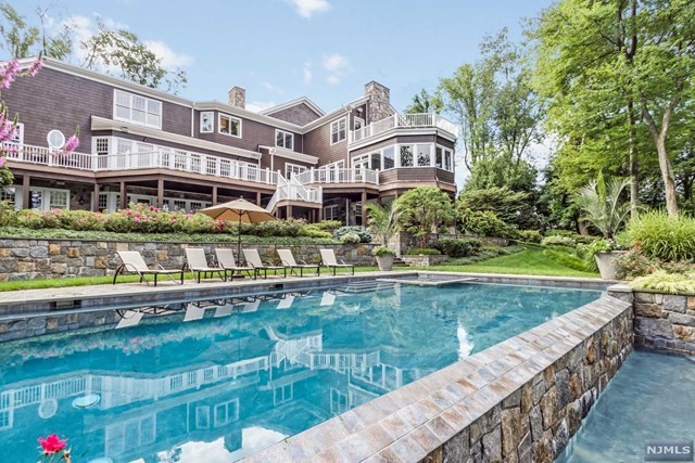 907 Scioto Dr, Franklin Lakes, NJ 07417
