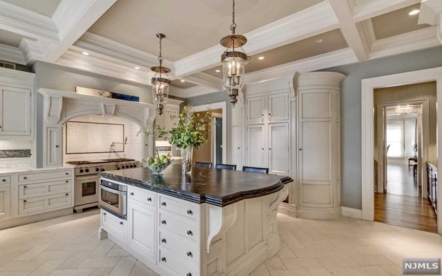 907 Scioto Dr, Franklin Lakes, NJ 07417