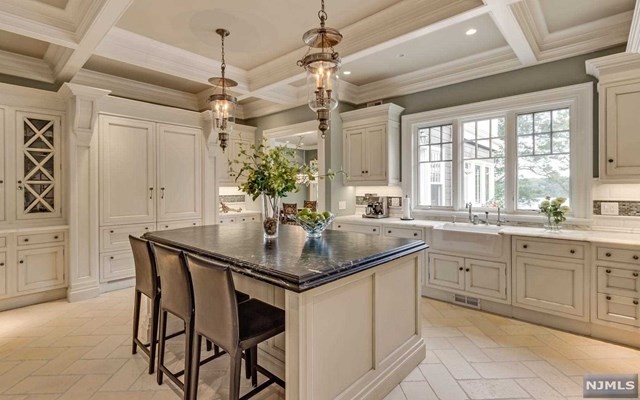 907 Scioto Dr, Franklin Lakes, NJ 07417
