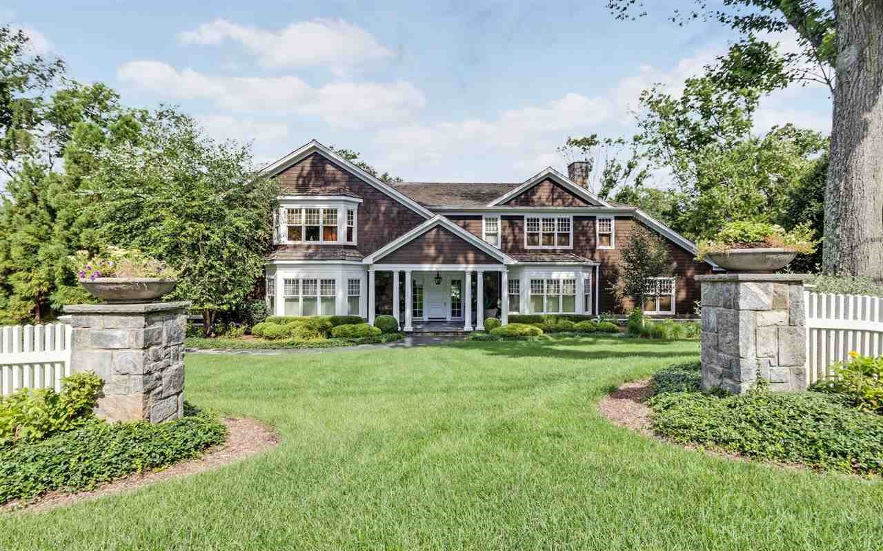 907 Scioto Dr, Franklin Lakes, NJ 07417