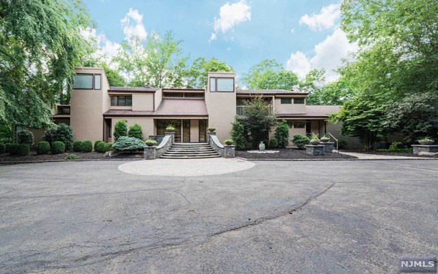 37 E Saddle River Rd, Saddle River, NJ 07458