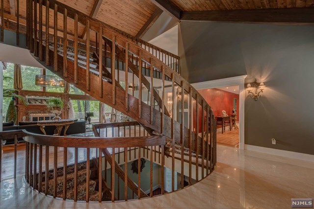 37 E Saddle River Rd, Saddle River, NJ 07458
