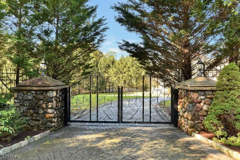 229 E Saddle River Rd, Saddle River Boro, NJ 07458