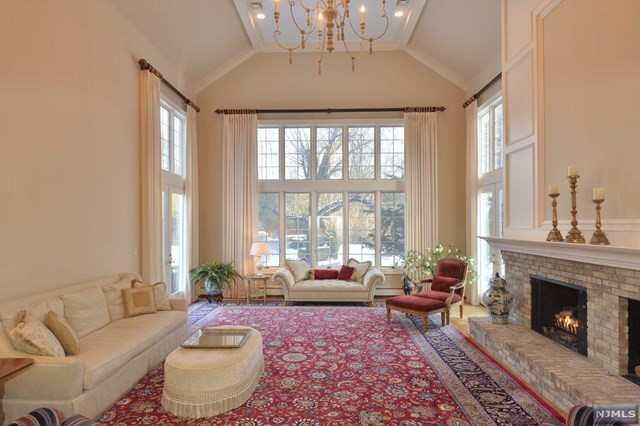 4 High Meadow Rd, Saddle River, NJ 07458