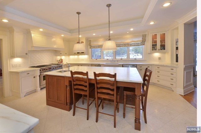 4 High Meadow Rd, Saddle River, NJ 07458