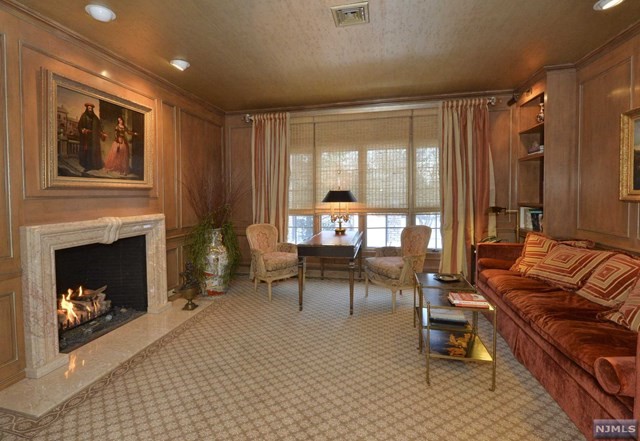 4 High Meadow Rd, Saddle River, NJ 07458