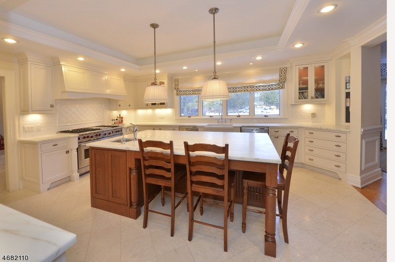 4 High Meadow Rd, Saddle River Boro, NJ 07458