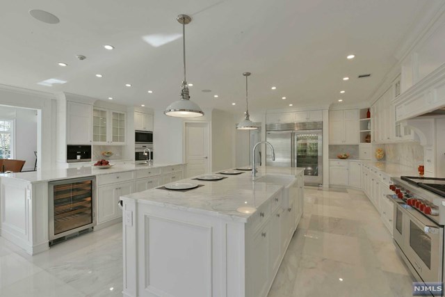 18 Glen Carl Rd, Upper Saddle River, NJ 07458