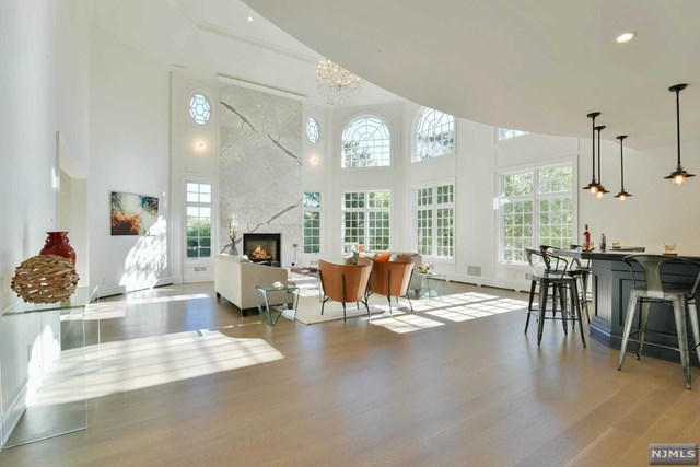 18 Glen Carl Rd, Upper Saddle River, NJ 07458