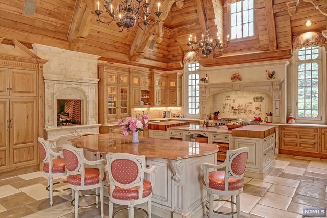 8 Trailside Pl, Saddle River, NJ 07458