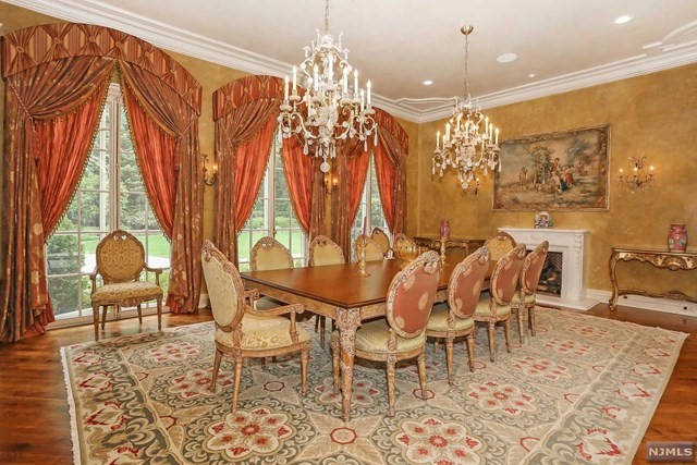 8 Trailside Pl, Saddle River, NJ 07458