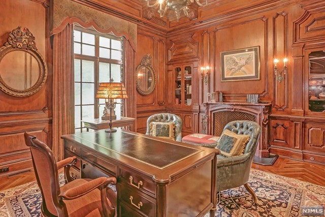 8 Trailside Pl, Saddle River, NJ 07458
