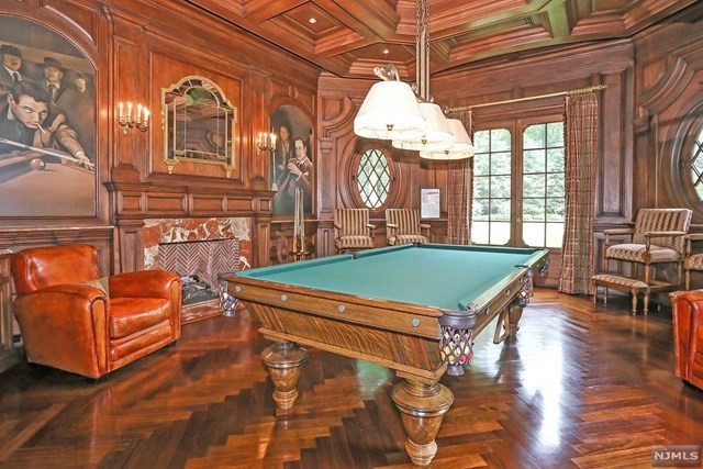 8 Trailside Pl, Saddle River, NJ 07458