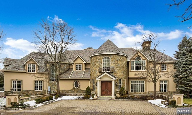 77Hoover Dr, Cresskill, NJ 07626