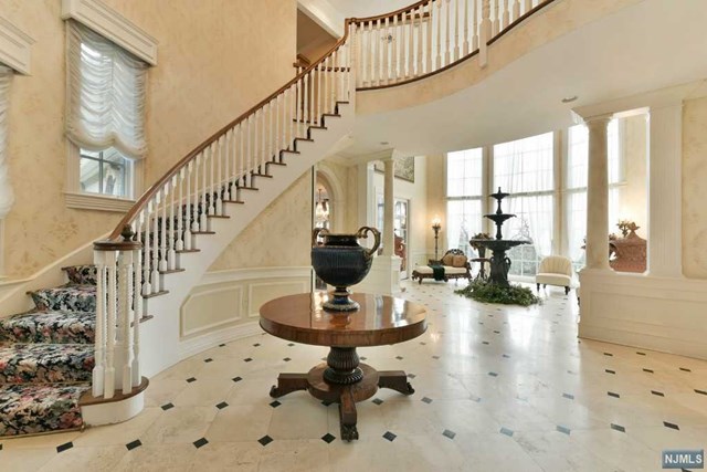 77Hoover Dr, Cresskill, NJ 07626