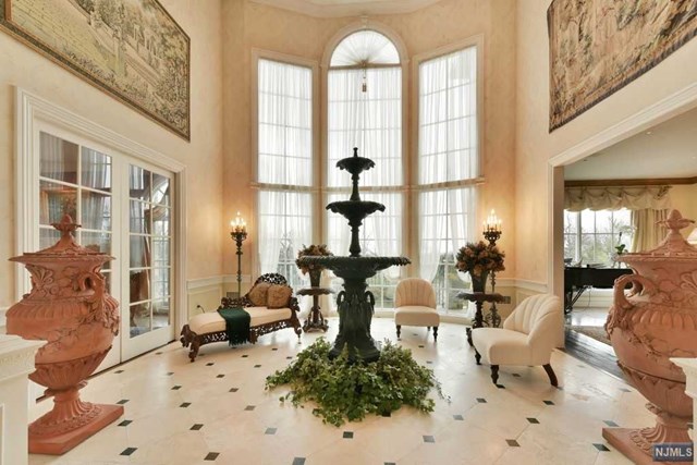 77Hoover Dr, Cresskill, NJ 07626