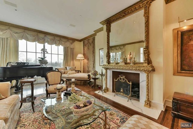 77Hoover Dr, Cresskill, NJ 07626