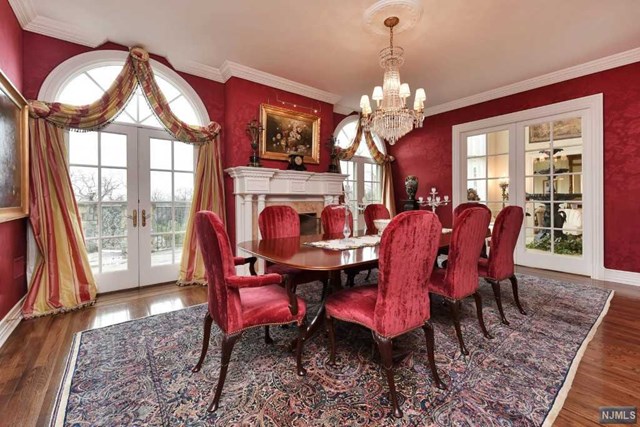 77Hoover Dr, Cresskill, NJ 07626