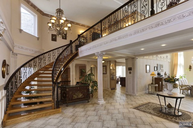 90 Huyler Landing Rd, Cresskill, NJ 07626