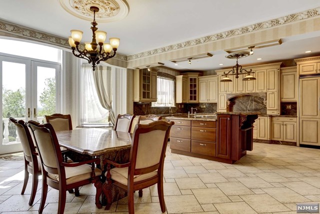 90 Huyler Landing Rd, Cresskill, NJ 07626