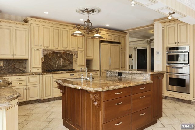 90 Huyler Landing Rd, Cresskill, NJ 07626