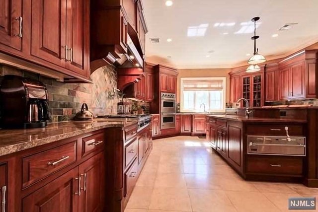 174 Vaccaro Dr, Cresskill, NJ 07626