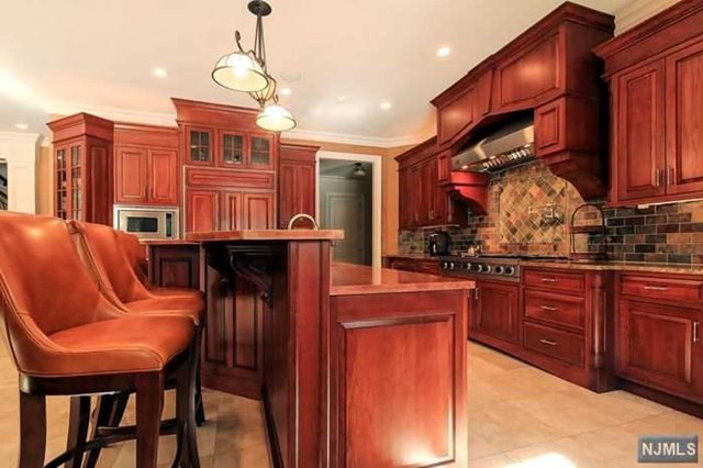 174 Vaccaro Dr, Cresskill, NJ 07626
