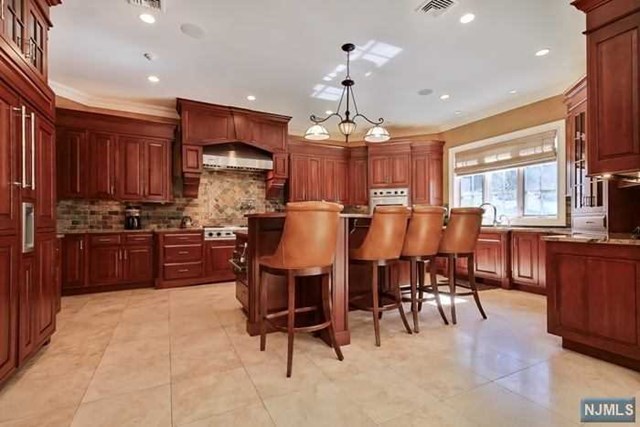 174 Vaccaro Dr, Cresskill, NJ 07626