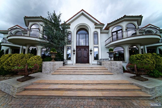 142Hoover Dr, Cresskill, NJ 07626