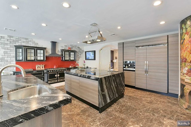 142Hoover Dr, Cresskill, NJ 07626