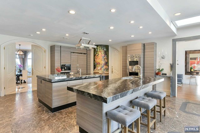 142Hoover Dr, Cresskill, NJ 07626