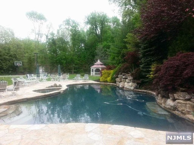 37-2 Wescott St, Old Tappan, NJ 07675