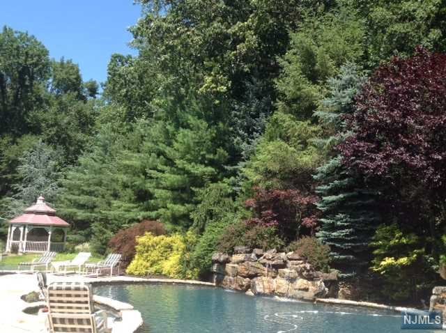 37-2 Wescott St, Old Tappan, NJ 07675