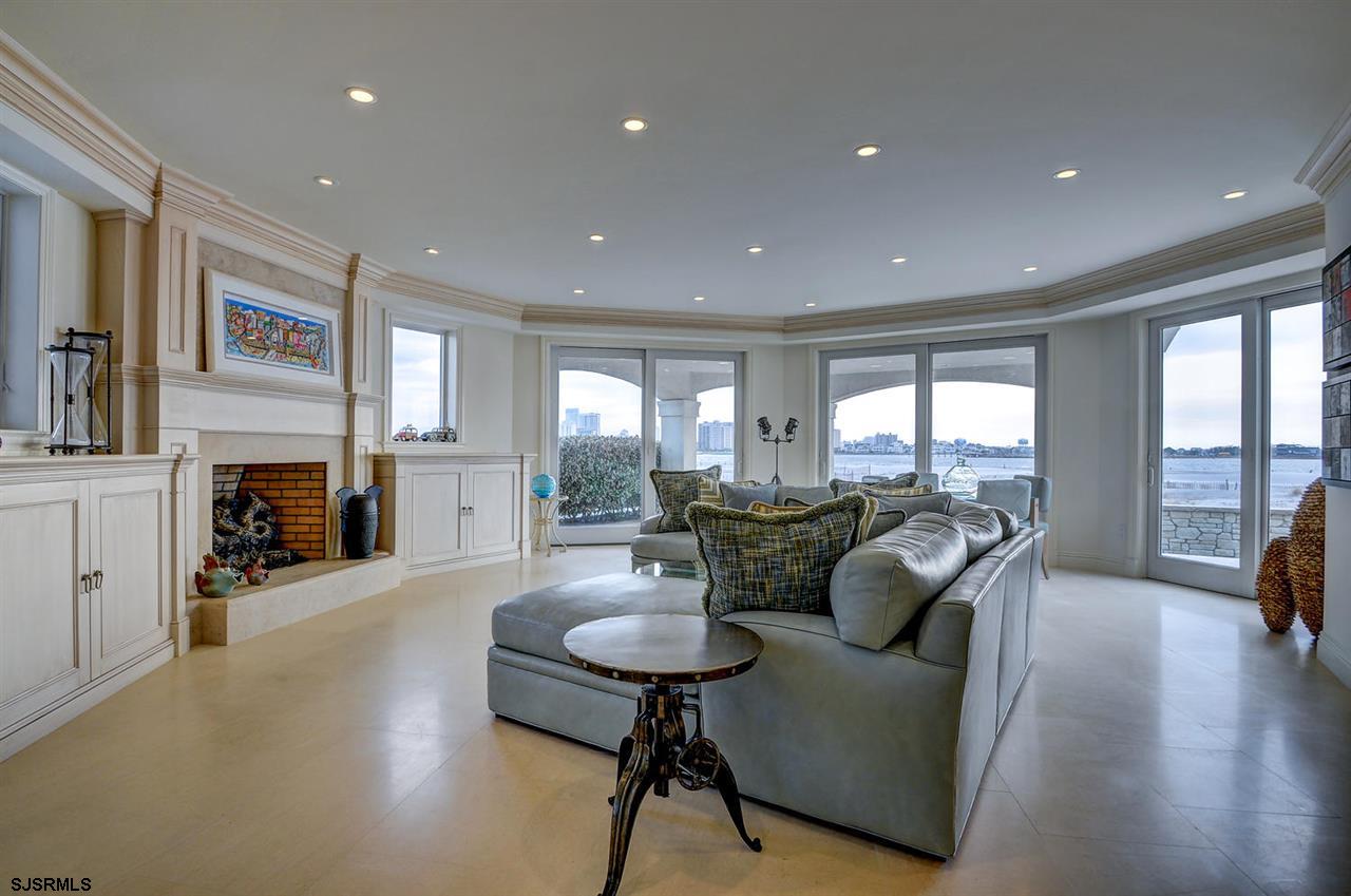 32 W Ocean Dr, Brigantine, NJ 08203
