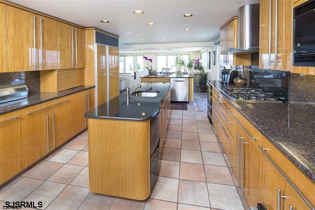 4 Point Dr, Longport Borough, NJ 08403