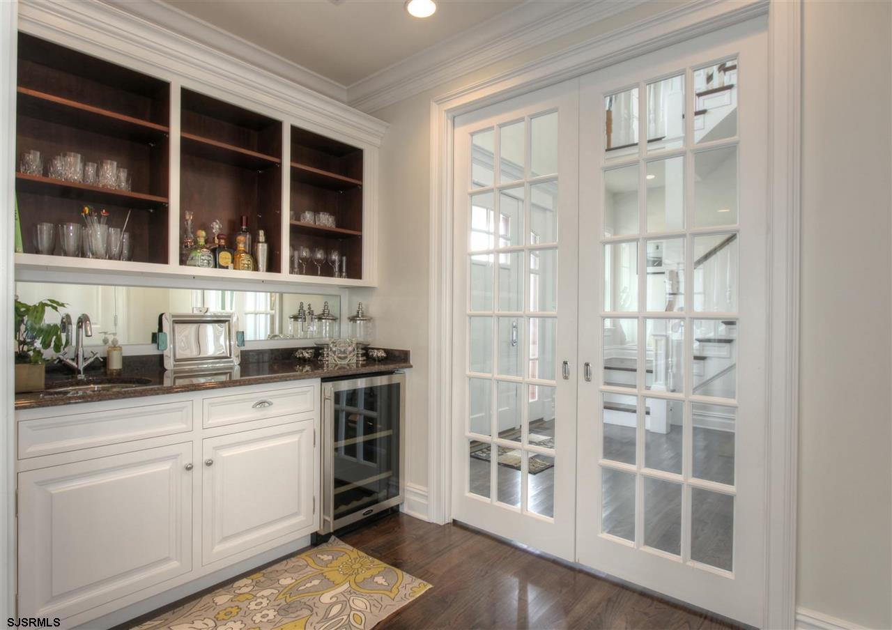 112 S Dorset Ave, Ventnor, NJ 08406