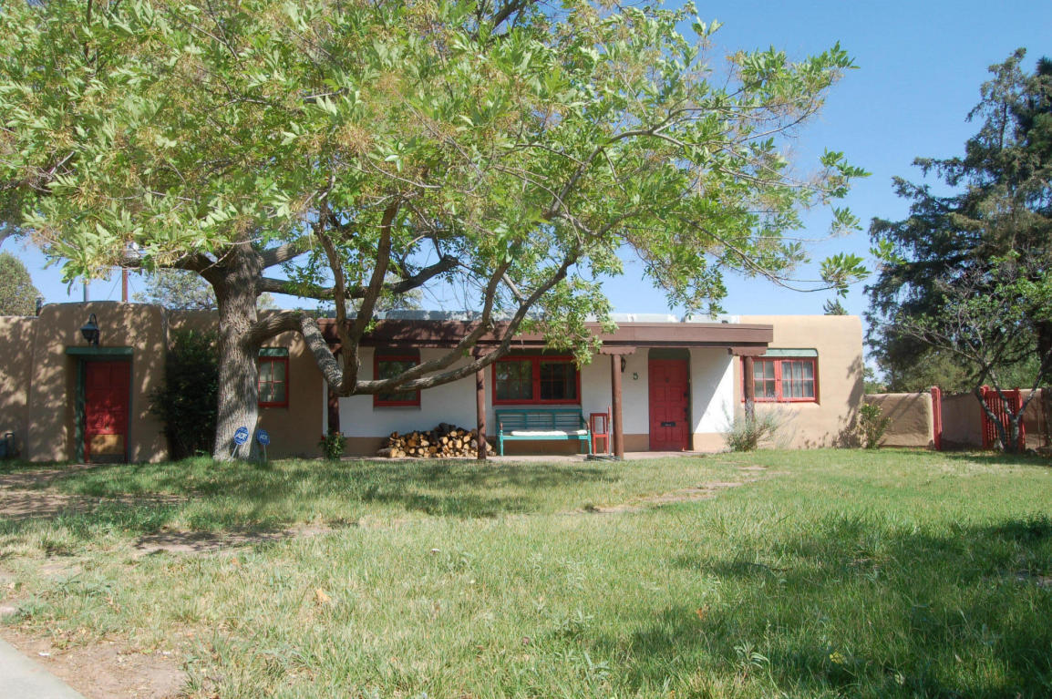 5 Chacon Place NW, Albuquerque, NM 87104