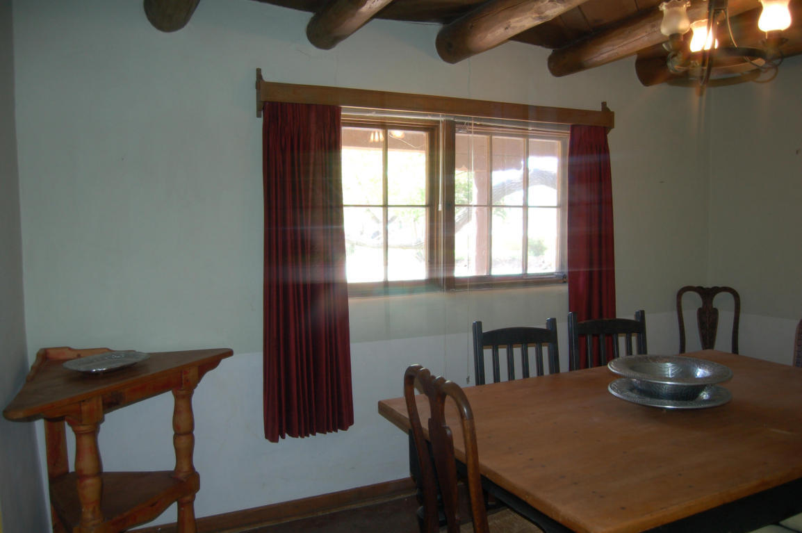 5 Chacon Place NW, Albuquerque, NM 87104