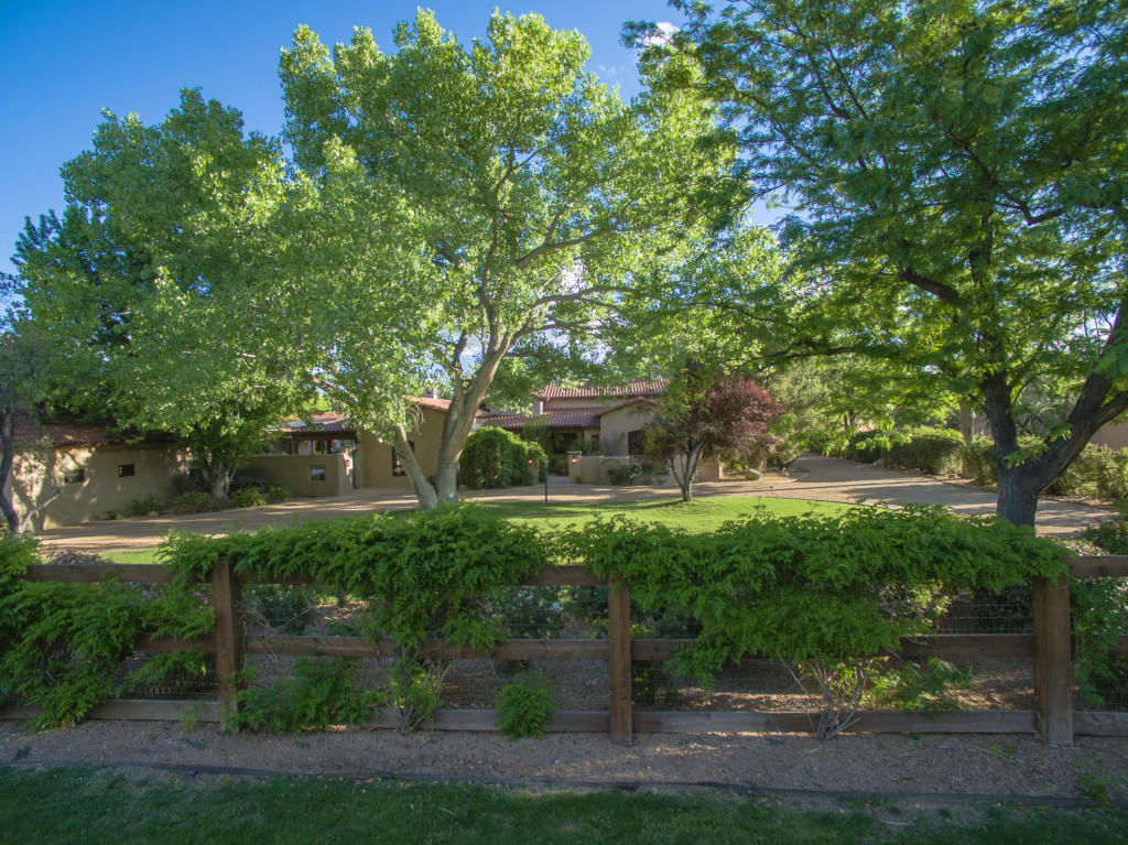 2000 Los Poblanos Place NW, Los Ranchos, NM 87107