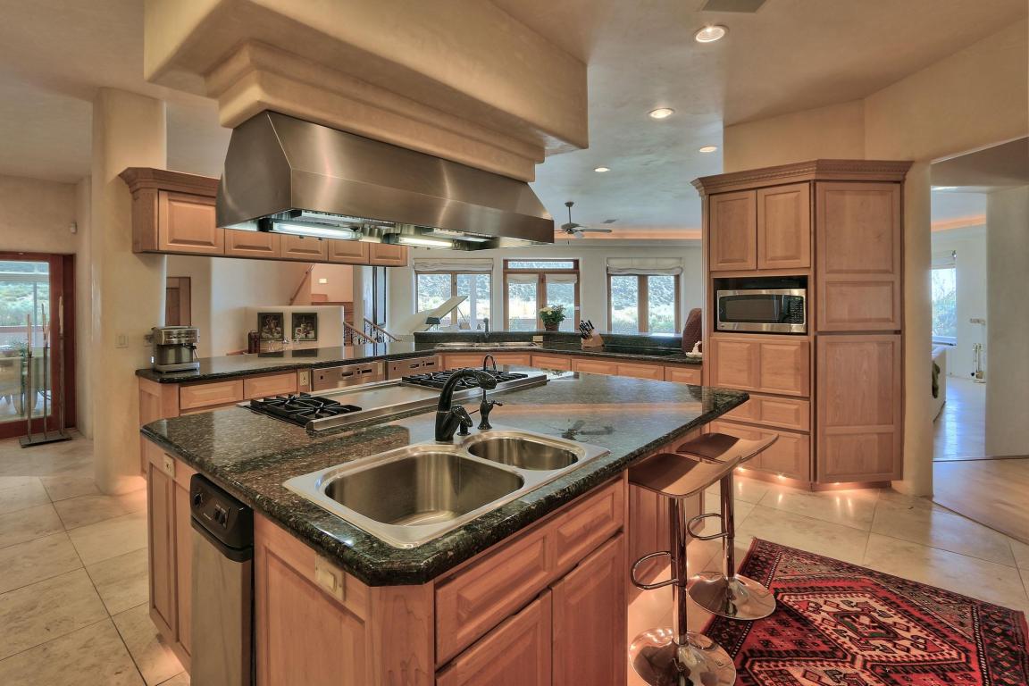 13716 Canada Del Oso Place NE, Albuquerque, NM 87111