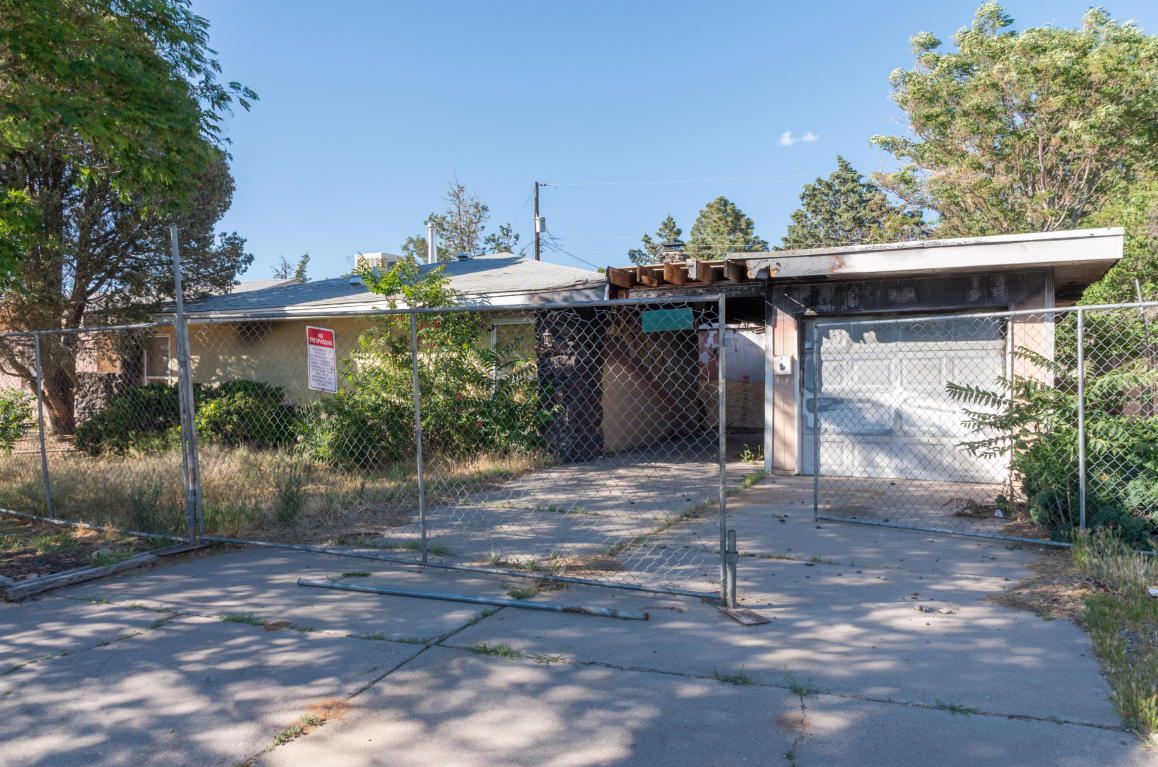 11705 Holiday Avenue NE, Albuquerque, NM 87111