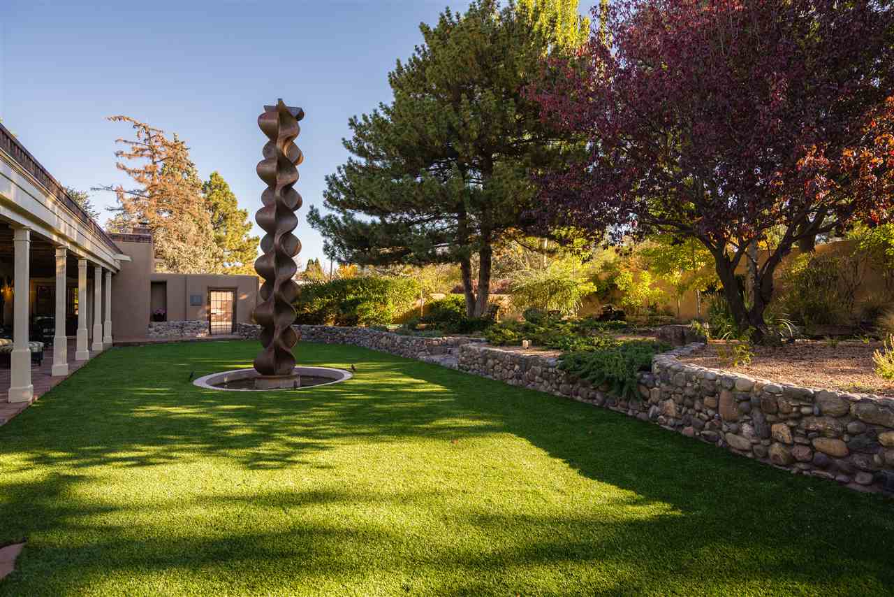 463 Calle La Paz, Santa Fe, NM 87505