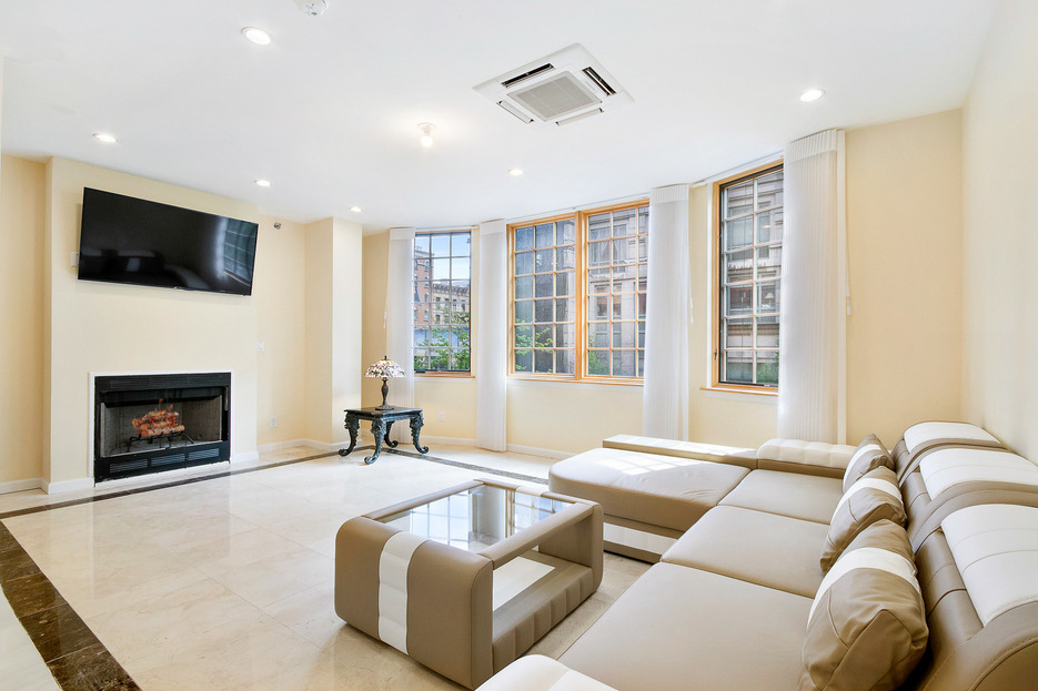 195 East 76th Street, New York, NY 10021