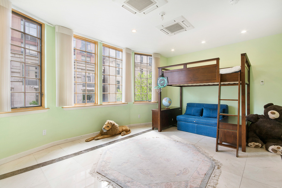 195 East 76th Street, New York, NY 10021