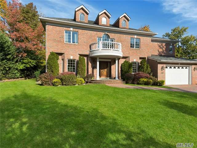 71 Beverly Rd, Great Neck, NY 11021