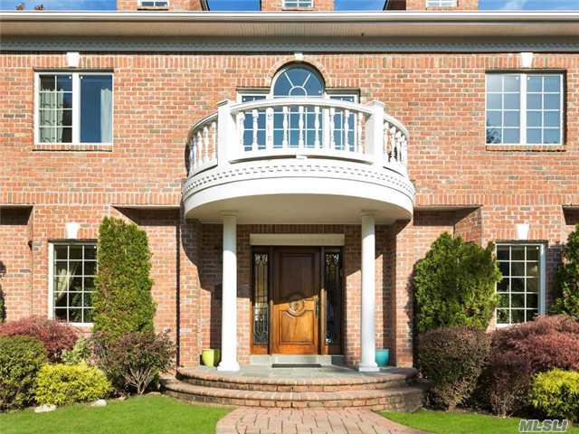 71 Beverly Rd, Great Neck, NY 11021