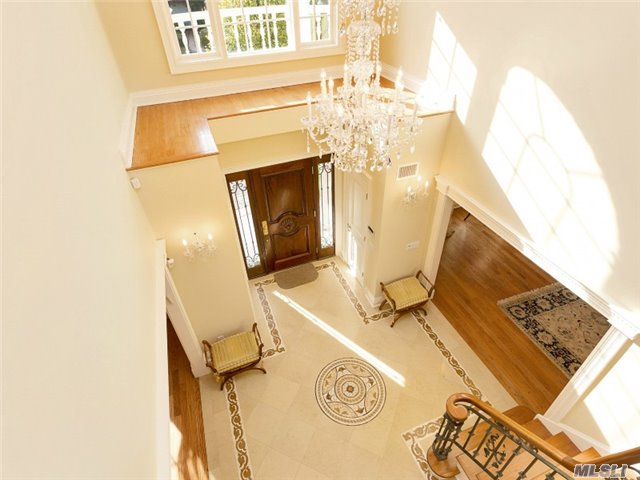 71 Beverly Rd, Great Neck, NY 11021