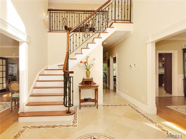 71 Beverly Rd, Great Neck, NY 11021